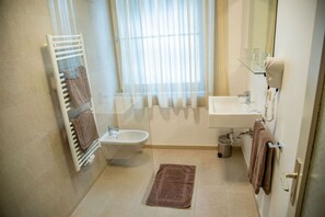 Dusche, Haartrockner, Handtücher