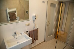 Dusche, Haartrockner, Handtücher