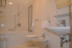 Bruser, hårtørrer, håndklæder