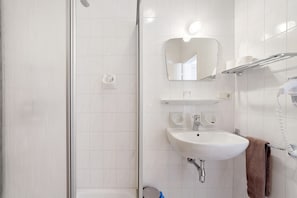 Douche, sĂšche-cheveux, serviettes fournies