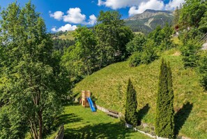 Children's area - Gasthof Kirchsteiger 'Zimmer 5' with Lake View, Shared Terrace and Wi-Fi (Santa Valburga)