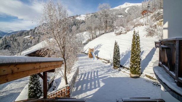A snow-covered landscape with a wooden deck, a wooden fence, and a view of a mountain. - Gasthof Kirchsteiger 'Zimmer 5' with Lake View, Shared Terrace and Wi-Fi (Santa Valburga)