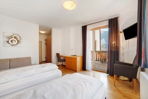 1 bedroom, free WiFi, bed sheets - Gasthof Kirchsteiger 'Zimmer 5' with Lake View, Shared Terrace and Wi-Fi (Santa Valburga)