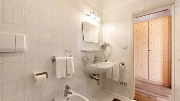 Douche, sĂšche-cheveux, serviettes fournies