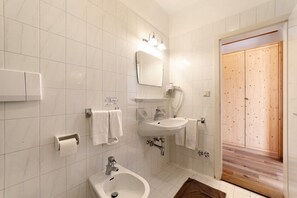 Dusj, hårføner og håndklær