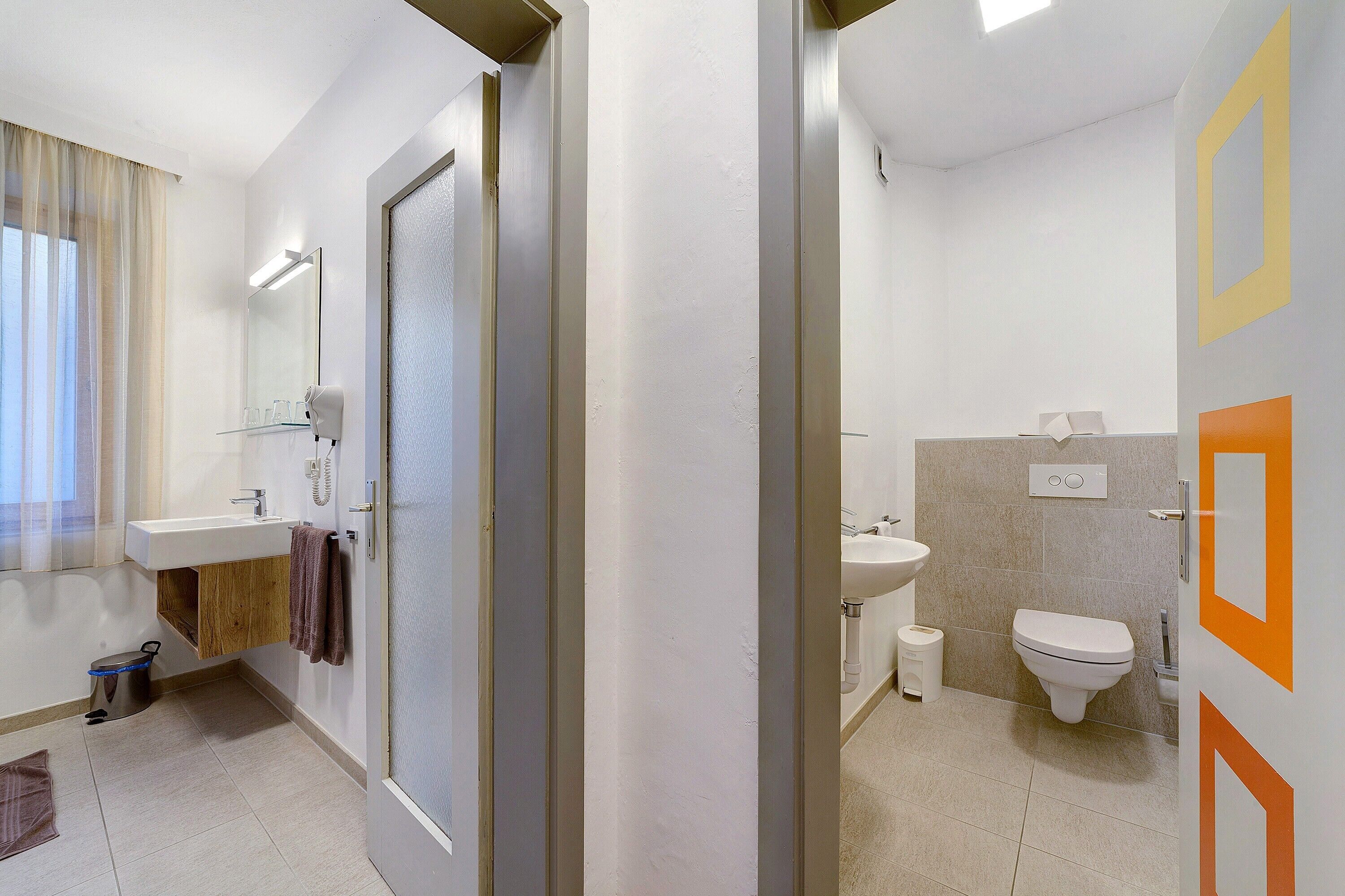 Douche, sèche-cheveux, serviettes fournies