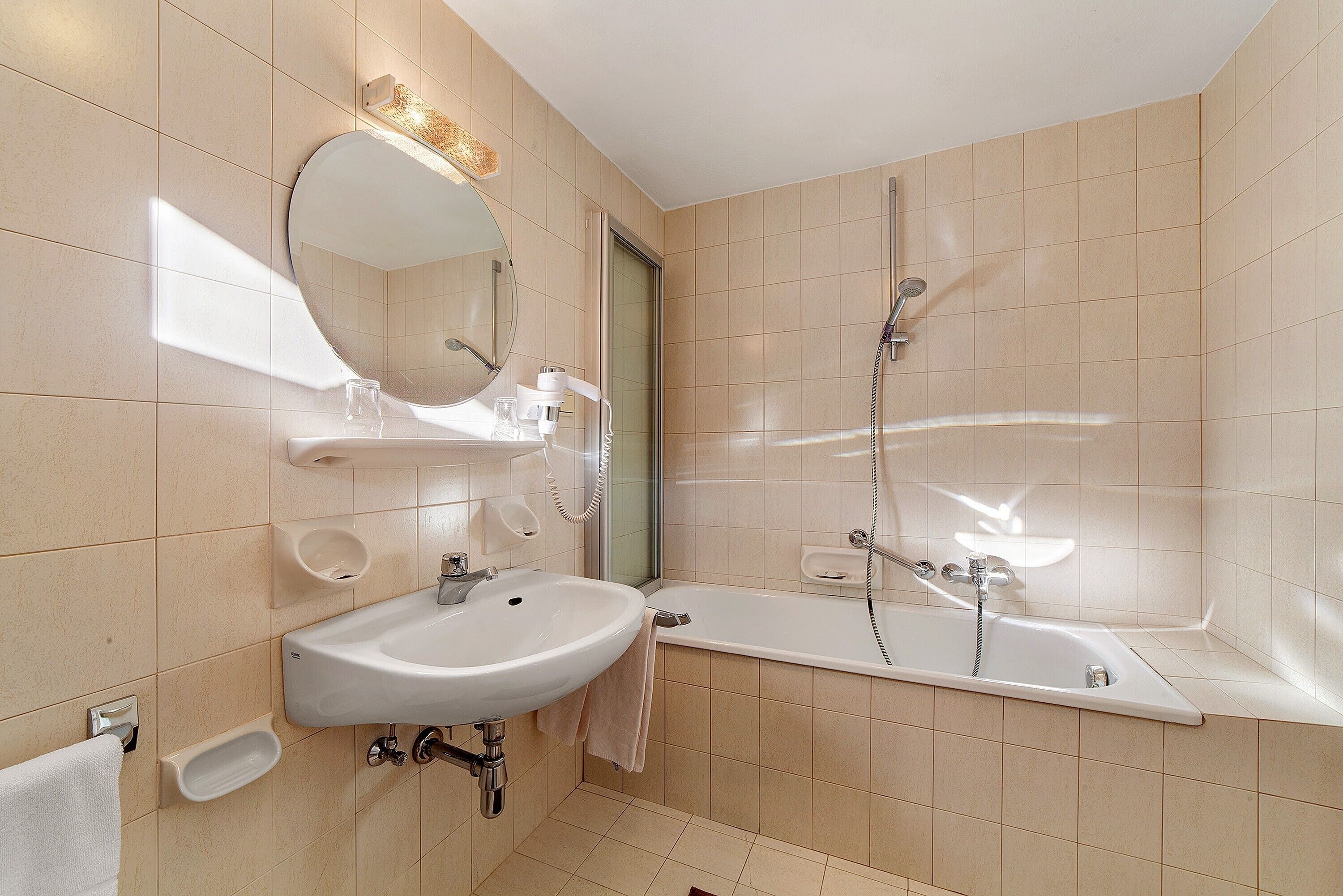 Douche, sèche-cheveux, serviettes fournies