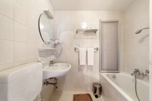 Suihku, hiustenkuivaaja, pyyhkeet