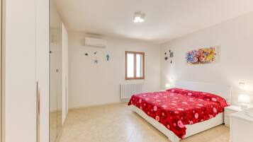 2 makuuhuonetta, silitysrauta/-lauta, ilmainen Wi-Fi, vuodevaatteet