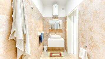 Suihku, hiustenkuivaaja, pyyhkeet