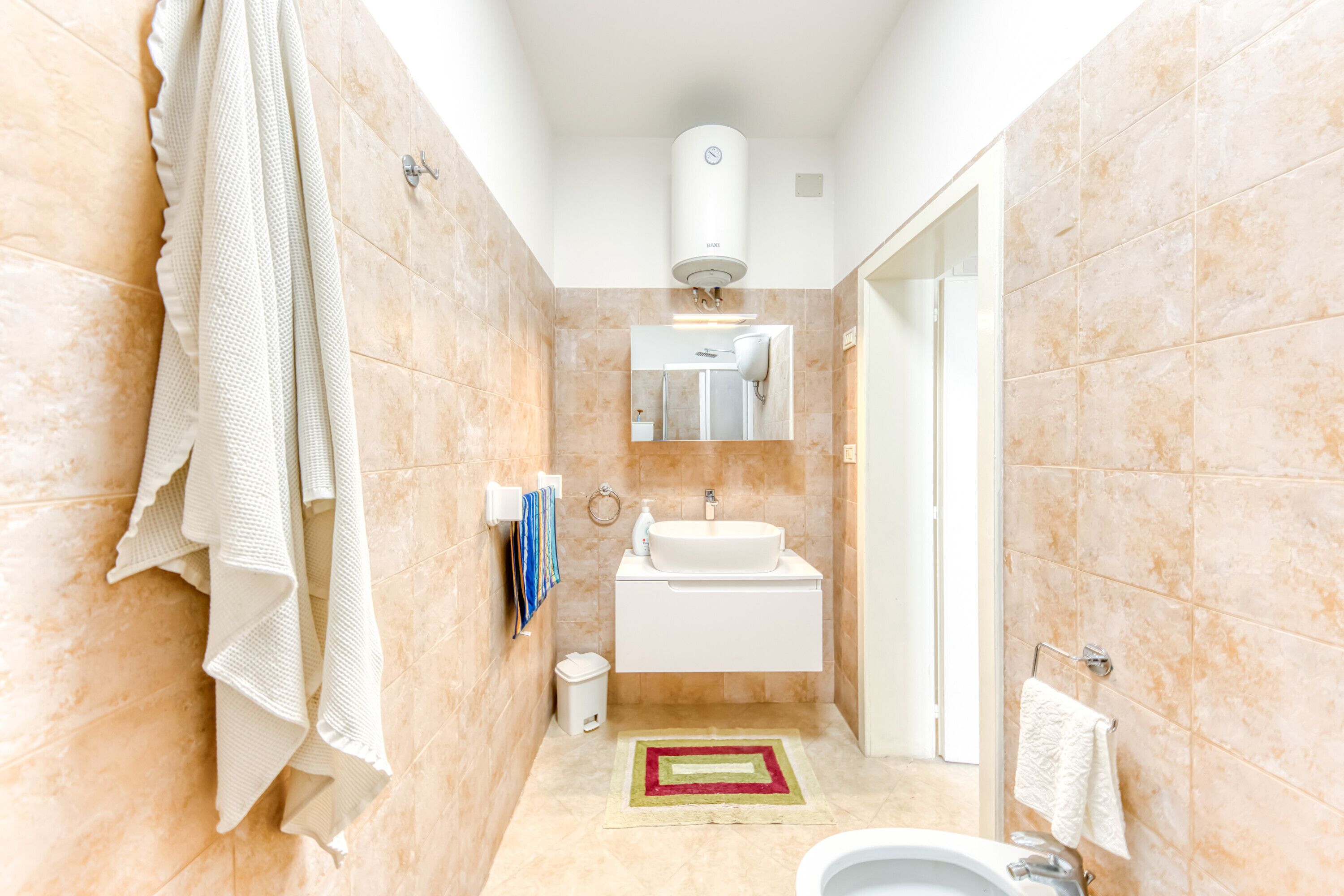 Chuveiro, secador de cabelo, toalhas de banho 