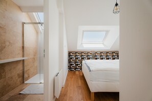 1 habitación, tabla de planchar con plancha, wifi gratis y ropa de cama 