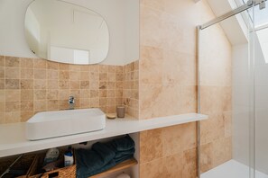 Shower, hair dryer, towels