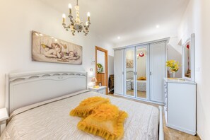 1 bedroom, bed sheets