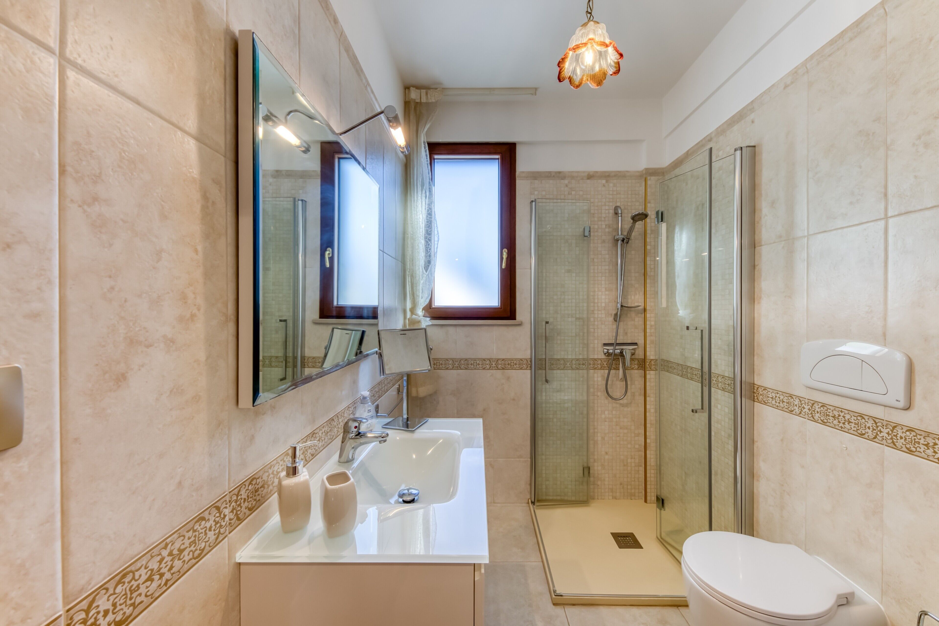 Shower, hair dryer, towels
