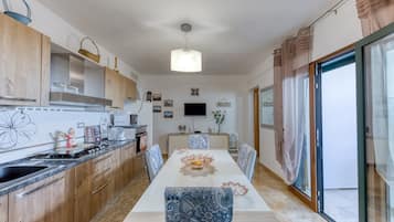 Kylskåp, mikrovågsugn, ugn och spishäll