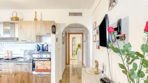 Une cuisine moderne avec des meubles en bois, une cuisinière et un four à micro-ondes.