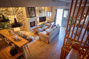 Una televisión, una chimenea, un reproductor de DVD