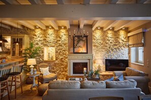 تلفزيون، مدفأة، مشغل دي في دي، ستيريو