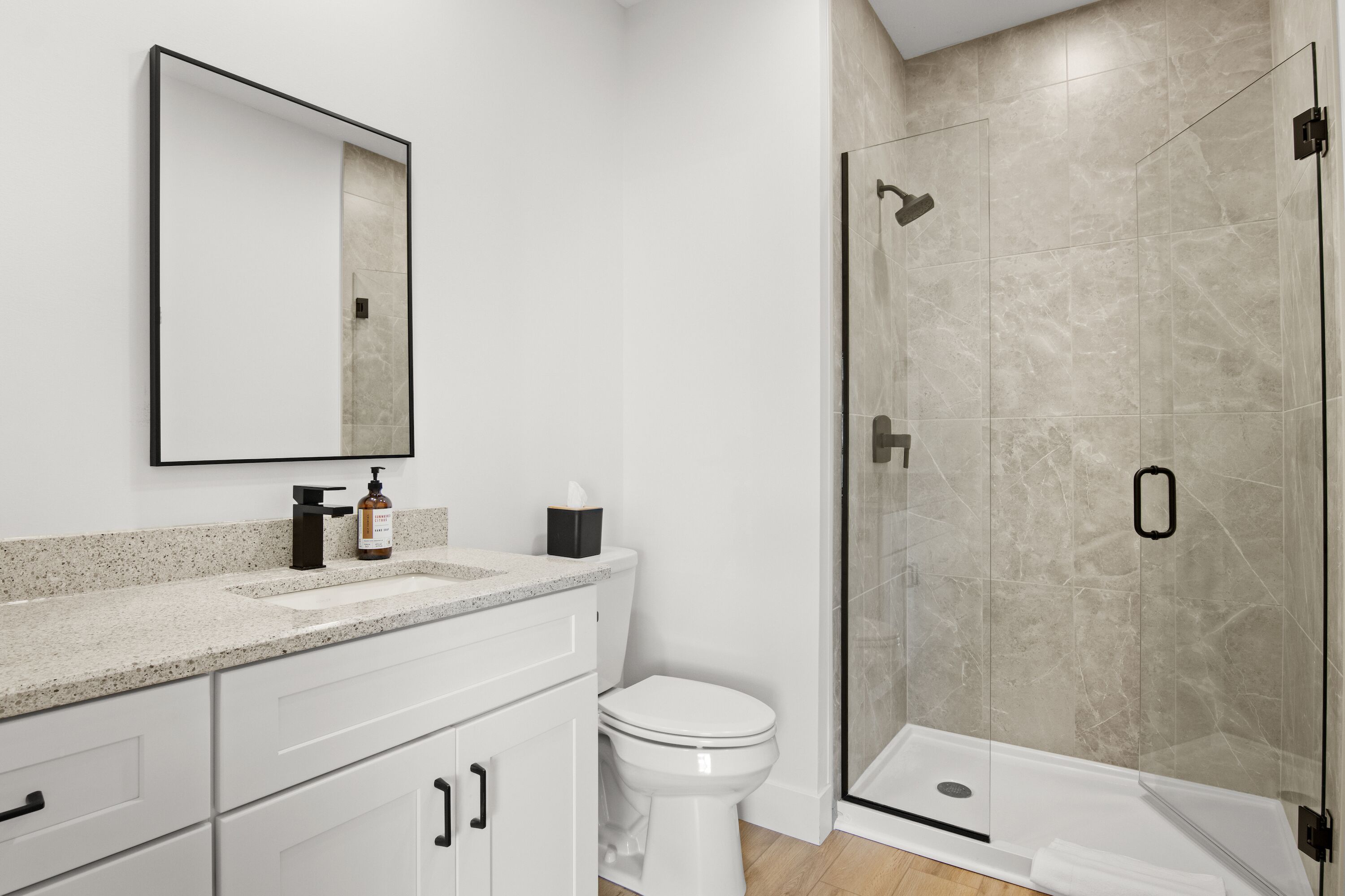 Familienapartment, 2 Schlafzimmer (Self Check-in with Virtual Front Desk) | Badezimmer