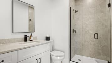 Familienapartment, 2Â Schlafzimmer (Self Check-in with Virtual Front Desk) | Badezimmer