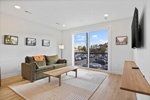 Leilighet – deluxe, 1 kingsize-seng (Self Check-in with Virtual Front Desk) | Oppholdsområde | En 40-tommers smart-TV med digitale kanaler