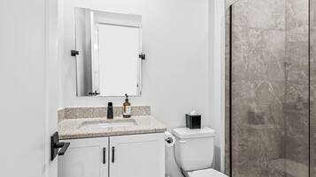 Apartament clàssic, 1 llit de matrimoni (Self Check-in with Virtual Front Desk) | Bany | Dutxa, articles de tocador gratuïts, assecador de cabells i tovalloles