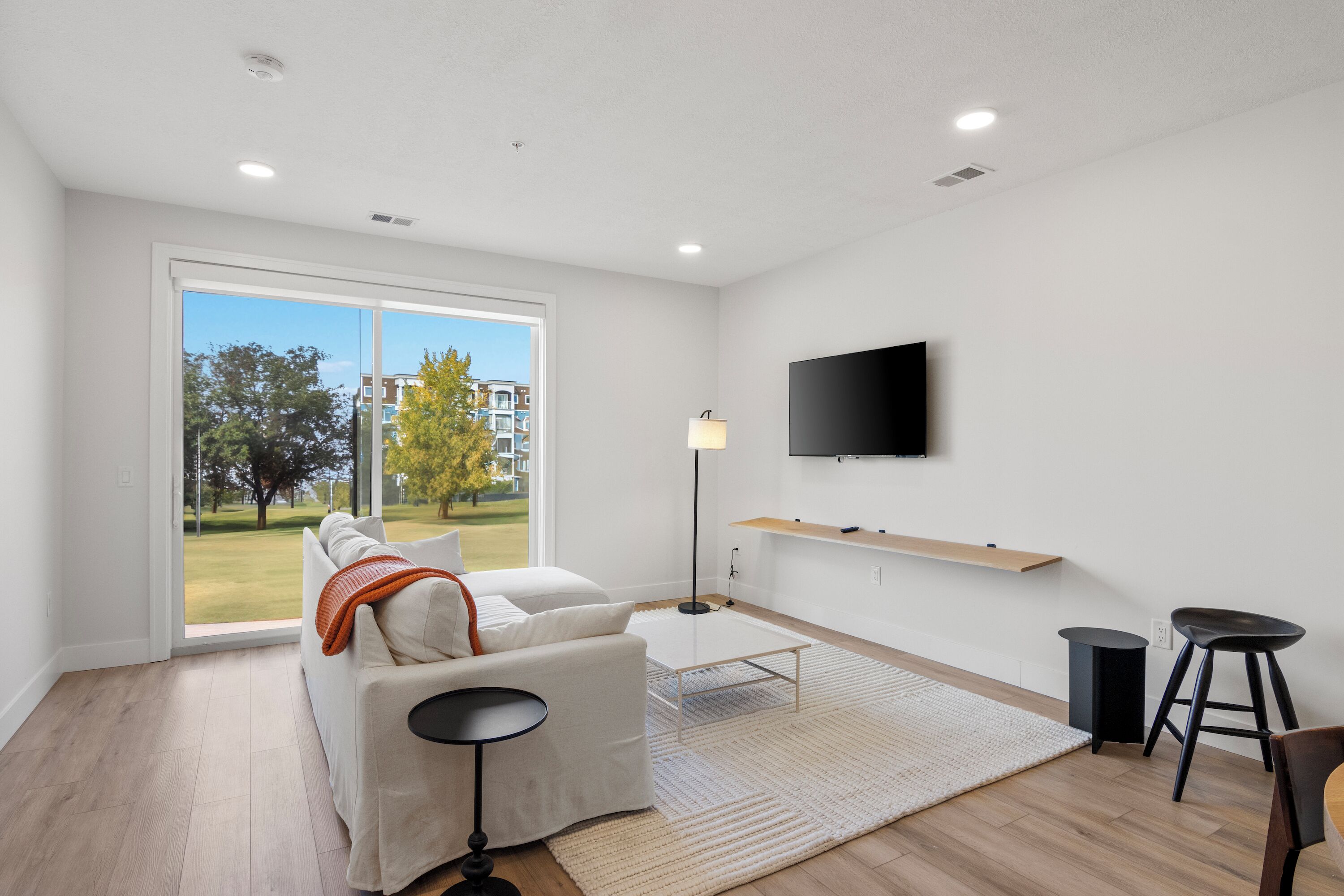 Classic Apartment, 1 Queen Bed (Self Check-in with Virtual Front Desk) | Living area | 40-inch Smart TV with digital channels