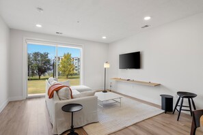 Apartamento clásico, 1 cama de matrimonio (Self Check-in with Virtual Front Desk) | Zona de estar | Smart TV de 40 pulgadas con canales digitales