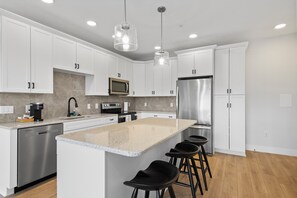 Leilighet – deluxe, 1 kingsize-seng (Self Check-in with Virtual Front Desk) | Eget kjøkken | Kjøleskap, mikrobølgeovn, ovn og kokeplater