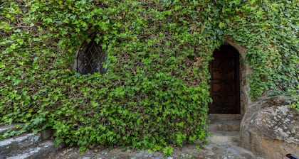 Castle 'Isla Del Burguillo' with Private Terrace, Private Garden and Wi-Fi