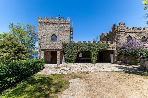 Castle 'Isla Del Burguillo' with Private Terrace, Private Garden and Wi-Fi
