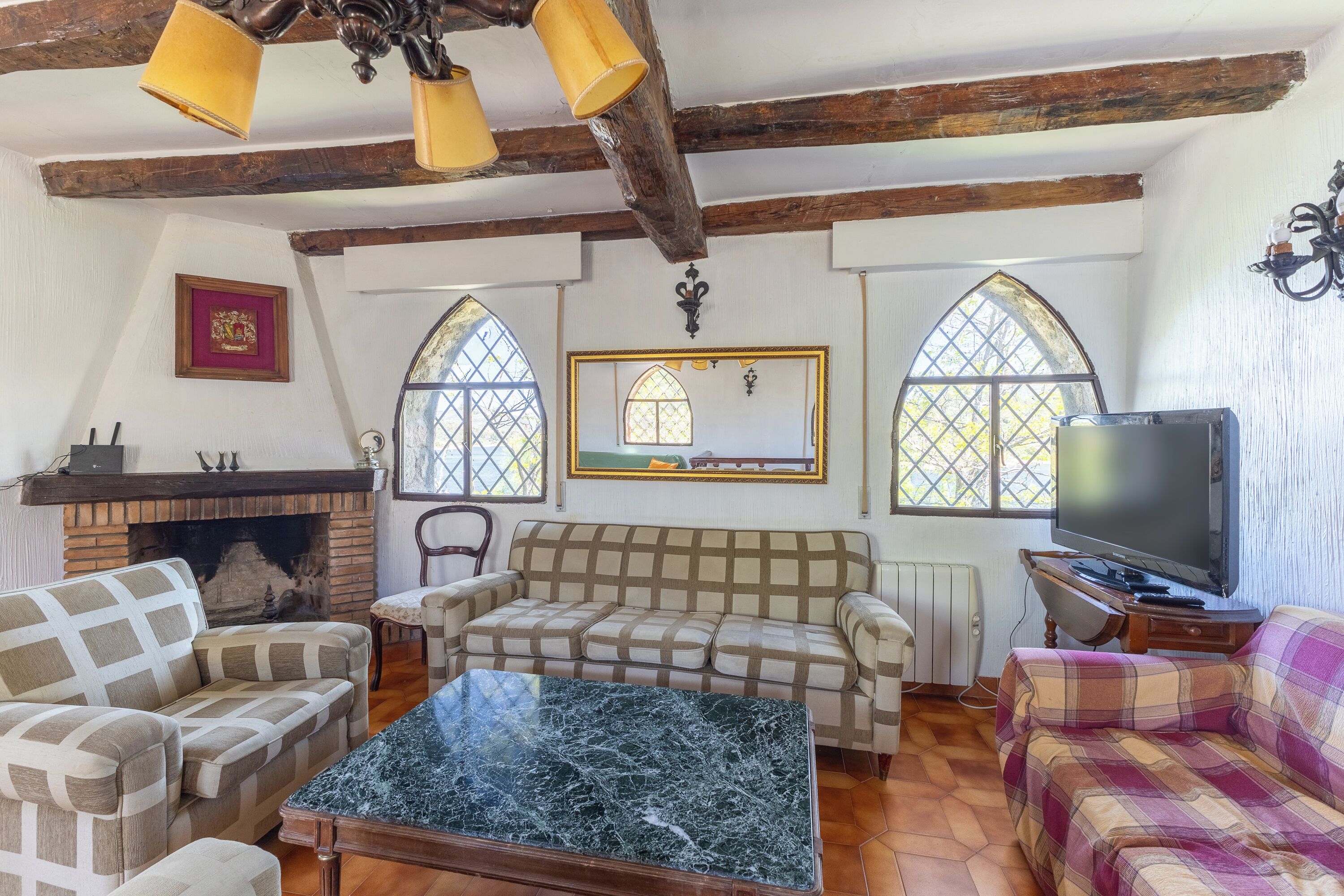 Een televisie en een open haard