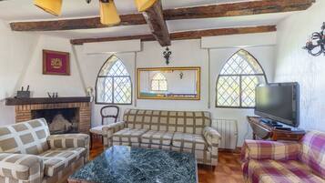 Een televisie en een open haard