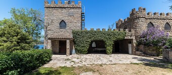 Castle 'Isla Del Burguillo' with Private Terrace, Private Garden and Wi-Fi