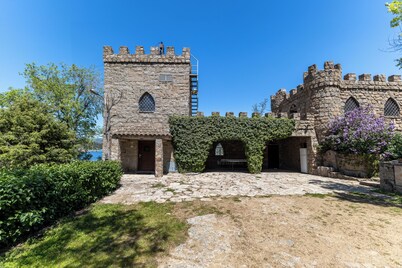 Castillo 'Isla Del Burguillo' con terraza privada, jardín privado y Wi-Fi