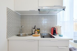 Frigorifero, piano cottura, macchina per tè/caffè, bollitore elettrico