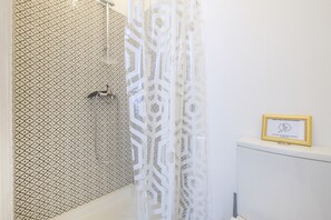 Douche, séchoir à cheveux, serviettes fournies