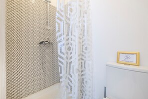 Douche, sèche-cheveux, serviettes fournies