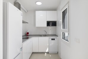 Fridge, microwave, stovetop, dishwasher