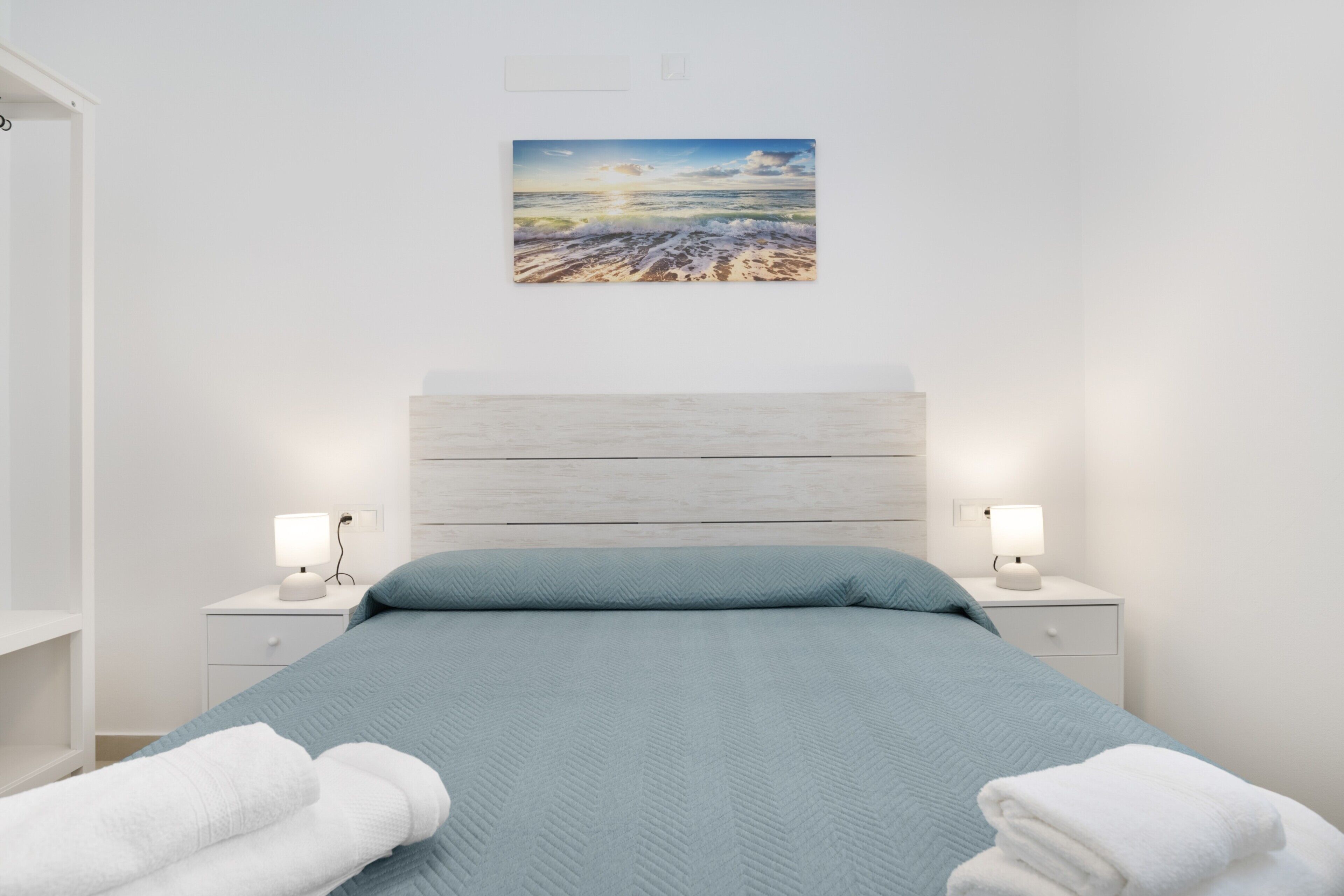 2 عدّة غرف نوم ومكواة/لوح كي وواي فاي مجانًا وملاءات أسرّة