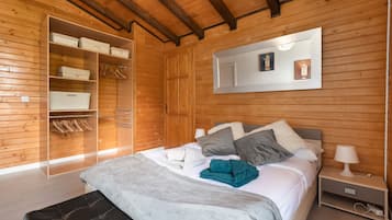 4 bedrooms, iron/ironing board, free WiFi, bed sheets