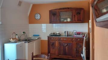 Frigorífico, microondas, horno y placa de cocina