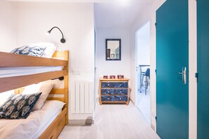 Een strijkplank/strijkijzer, gratis wifi, beddengoed