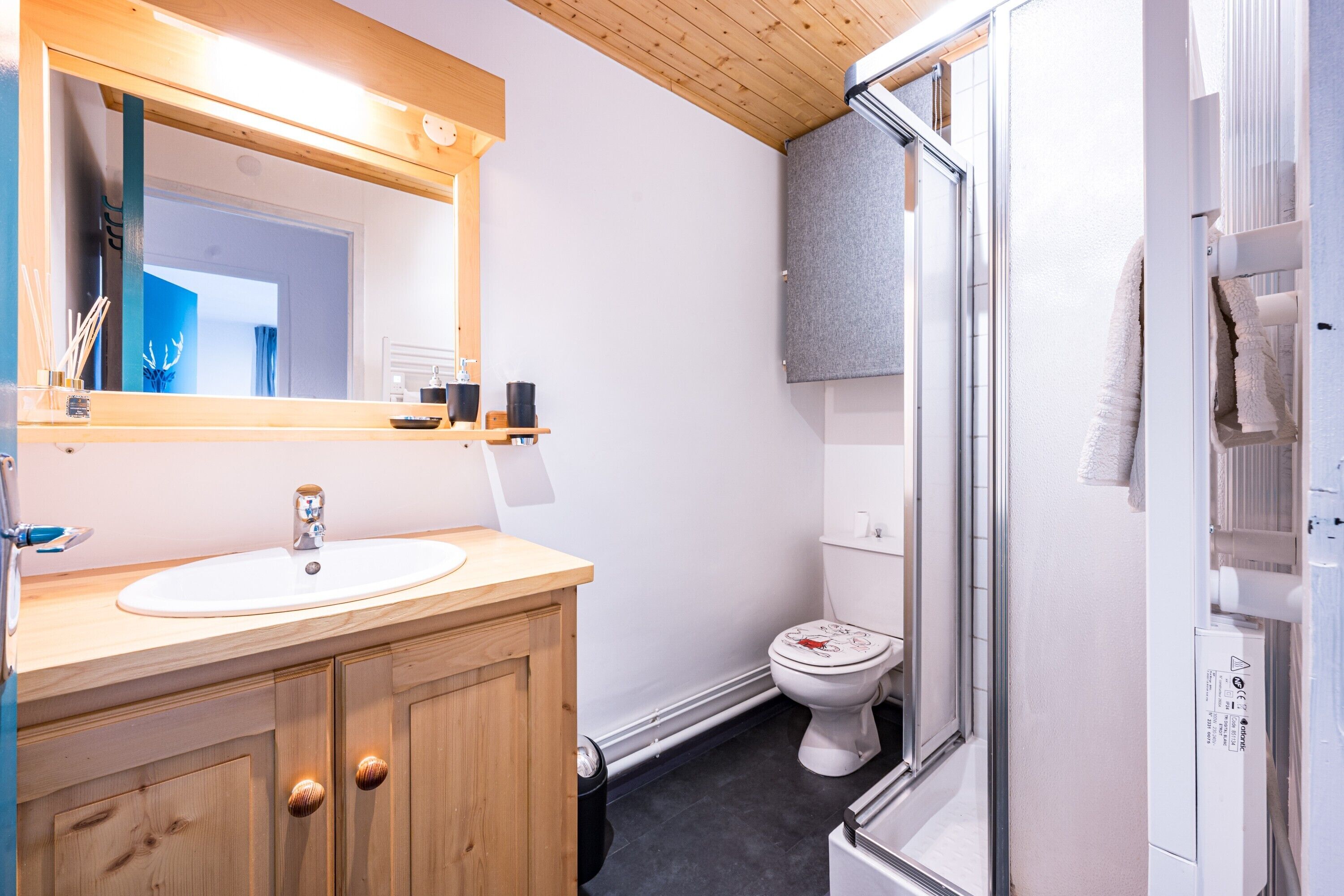 Douche, sèche-cheveux, serviettes fournies