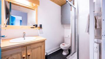 Douche, sĂšche-cheveux, serviettes fournies