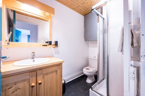 Een douche, een haardroger, handdoeken