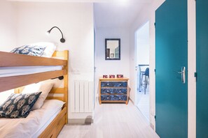 Tabla de planchar con plancha, wifi gratis y ropa de cama 