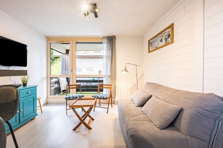 TV. Studio Apartment 'Skis Aux Pieds' with Mountain View, Balcony and Wi-Fi