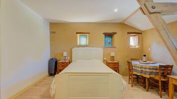 1 makuuhuone, silitysrauta/-lauta, vuodevaatteet